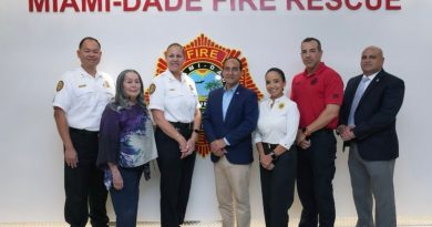 Consulado General de la República Dominicana en Miami recibe donación de 100 trajes completos del Departamento de Bomberos y Rescate de Miami-Dade, destinados al Cuerpo de Bomberos de Santiago de RD.