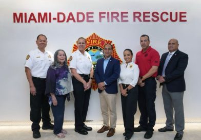 Consulado General de la República Dominicana en Miami recibe donación de 100 trajes completos del Departamento de Bomberos y Rescate de Miami-Dade, destinados al Cuerpo de Bomberos de Santiago de RD.