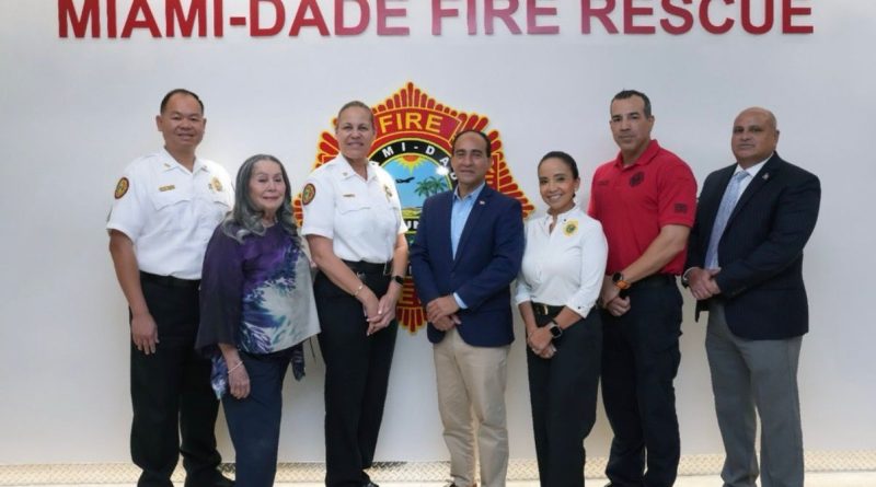 Consulado General de la República Dominicana en Miami recibe donación de 100 trajes completos del Departamento de Bomberos y Rescate de Miami-Dade, destinados al Cuerpo de Bomberos de Santiago de RD.