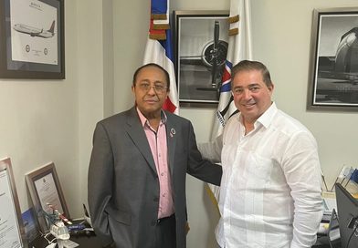Dirección del Diario Ultramar en la persona del periodista Norberto Martínez, entregan propuesta para la creación de la Superintendencia de Aviación Civil (SAC).