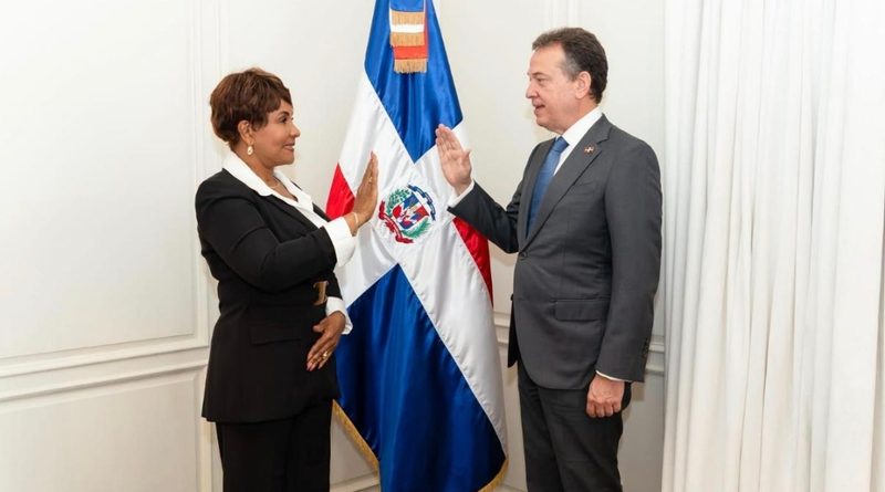 Ministro Víctor “Ito” Bisonó juramenta a Josefa Castillo como nueva cónsul general de la República Dominicana en Miami